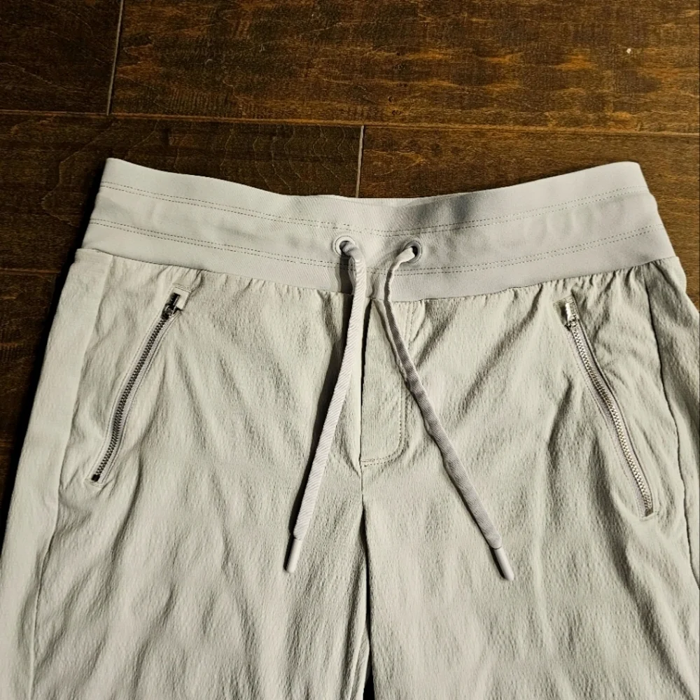 Athleta Women's Light Gray/Silver Waived Pattern Joggers sz 8 (NWOT)
